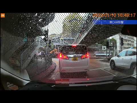 車CAM直擊 - 漆咸道北 吊雞車撞爛交通燈 不顧而去