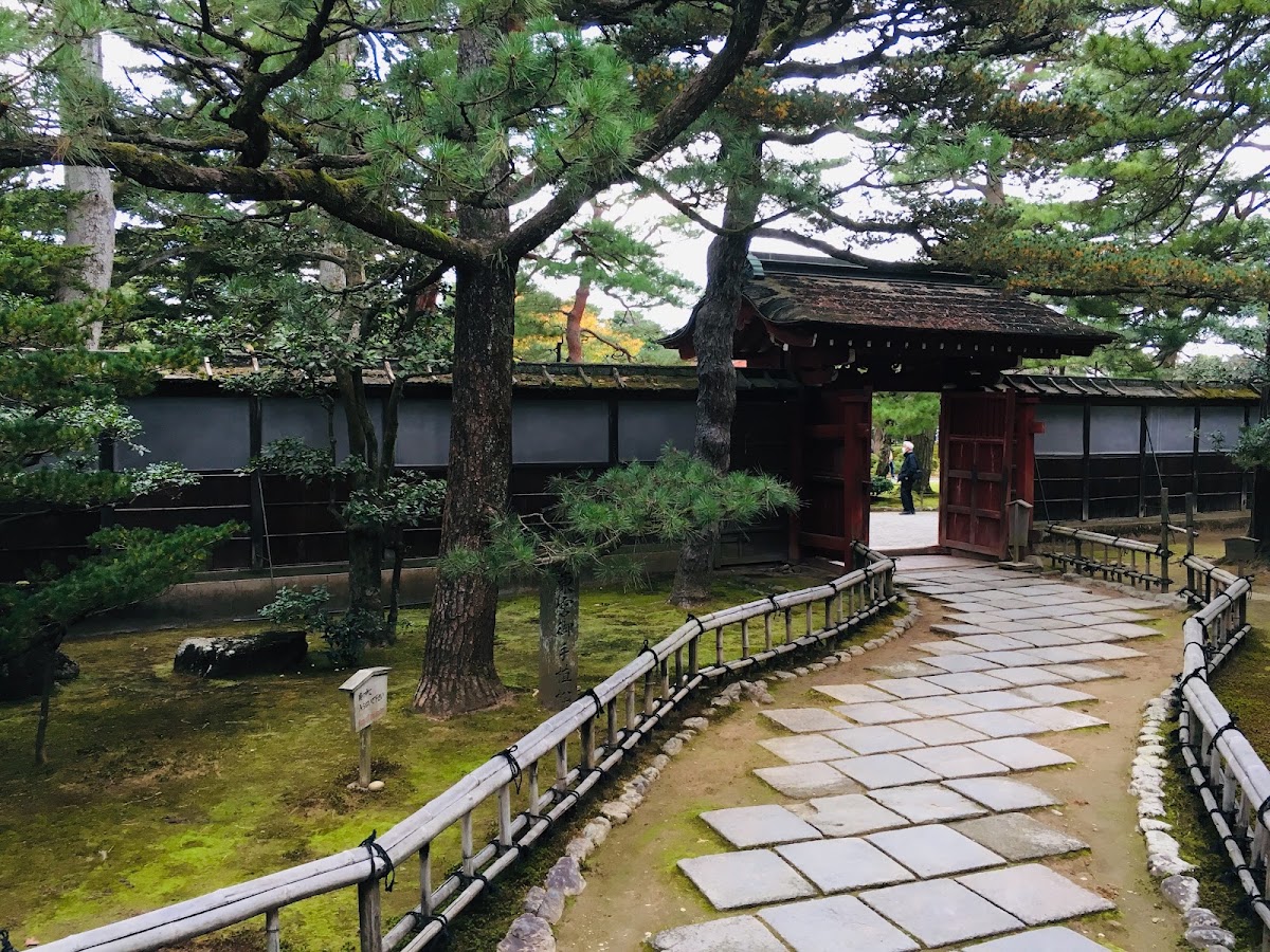 日式庭園小徑與石燈籠