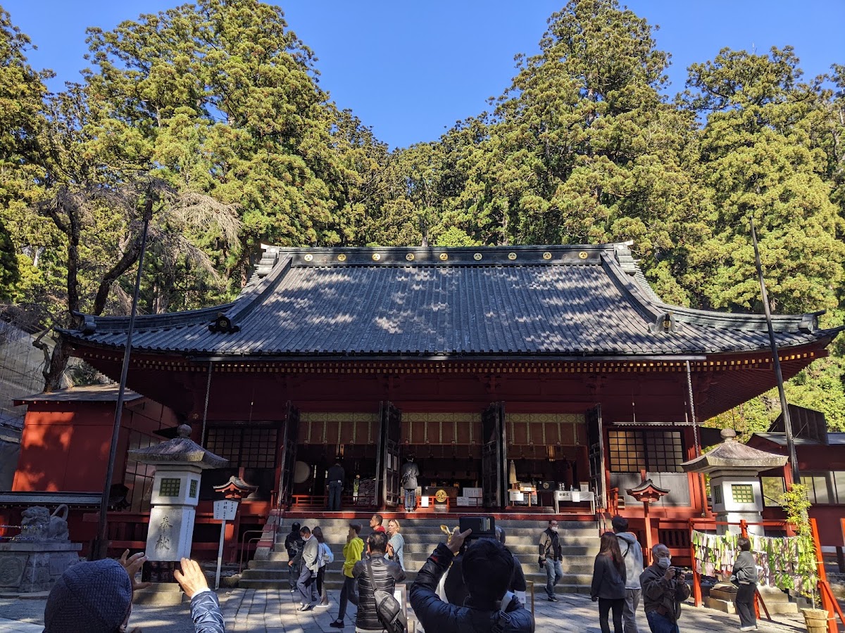 神社本殿與參拜遊客