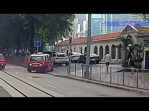 車CAM直擊 - 跑馬地 的士連切兩線入車場 與電單車相撞