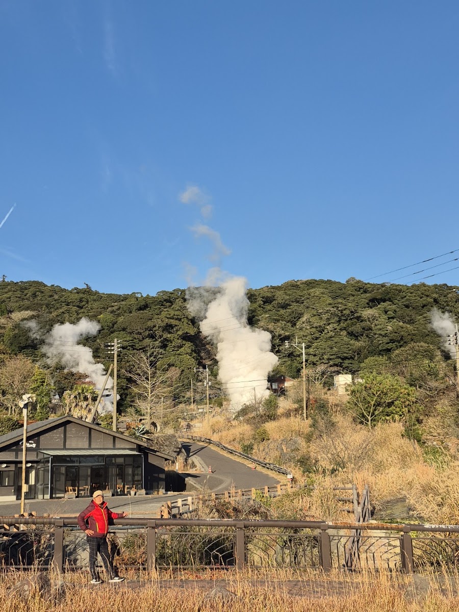 霧島溫泉鄉遠景、山林與裊裊白煙