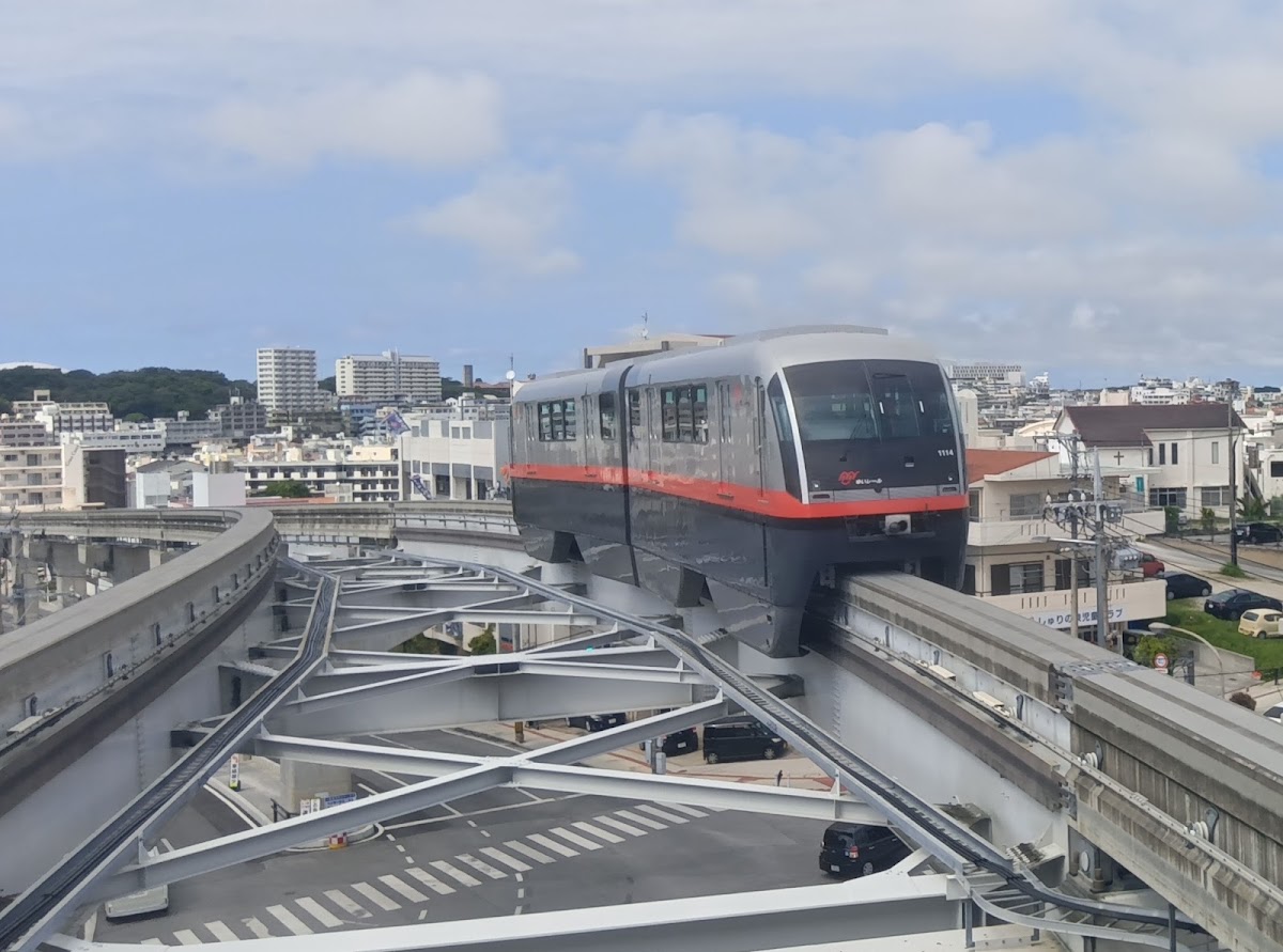 進站中的單軌列車與市景
