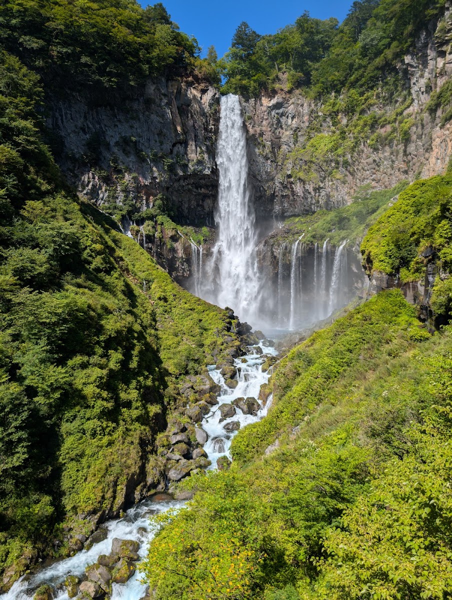 群山環抱中的壯觀瀑布美景