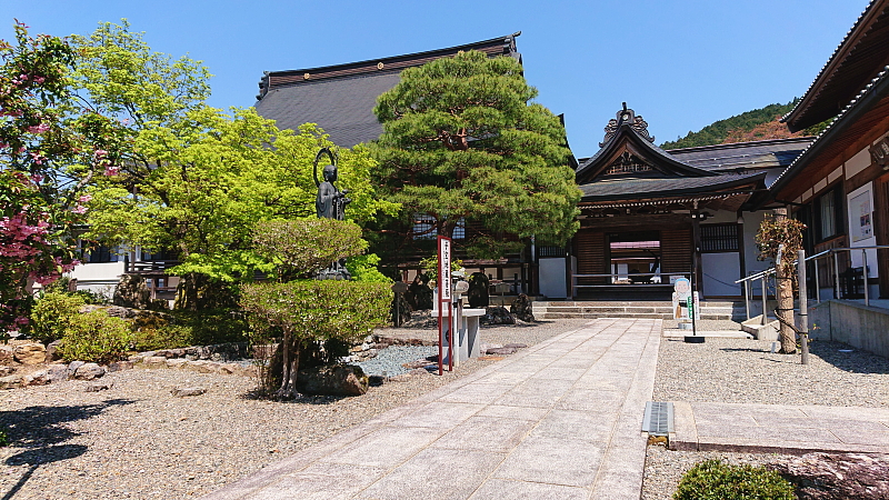 藍天下的慈恩禪寺庭園外觀與石板路