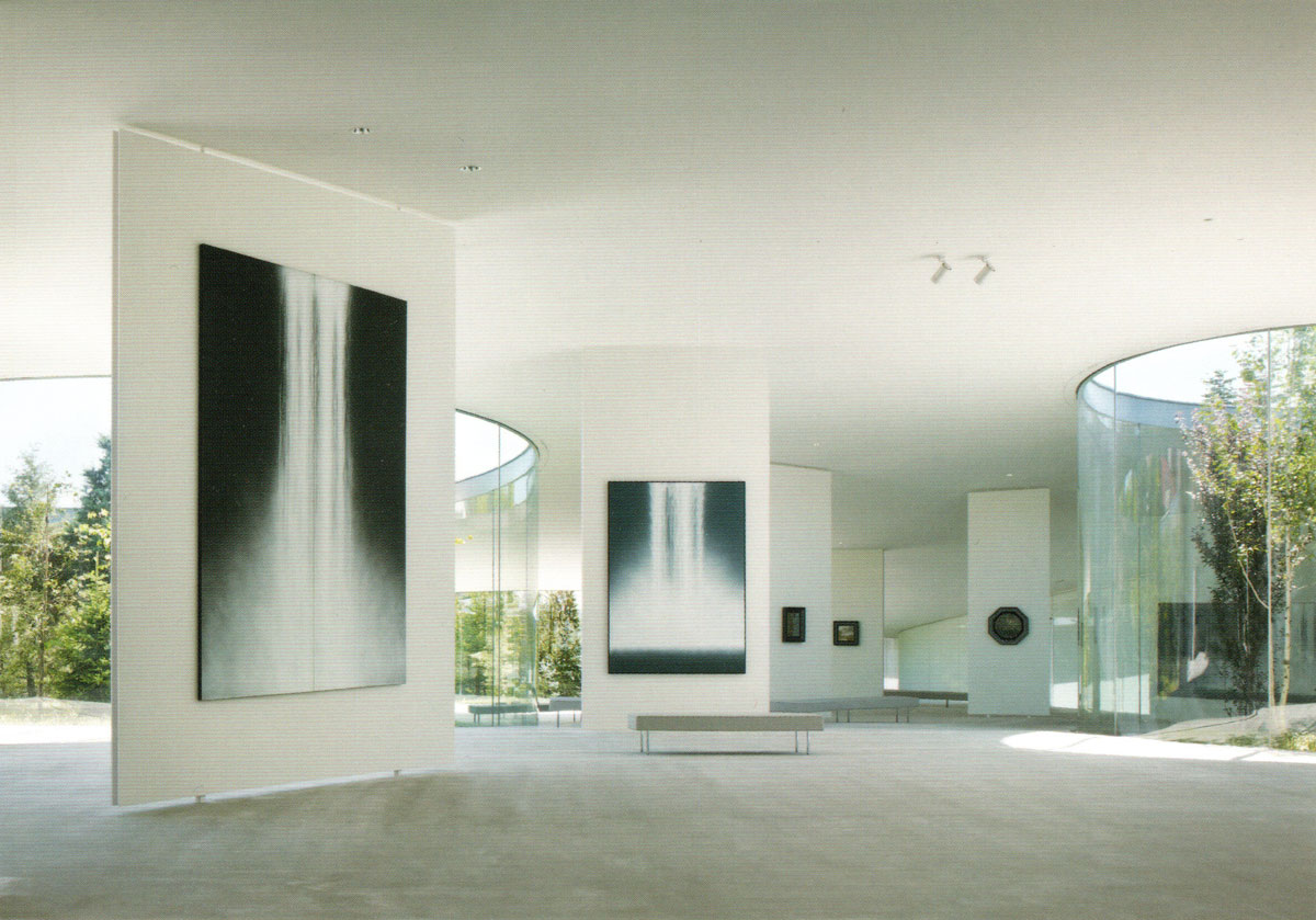 美術館室內展覽空間與大型藝術作品