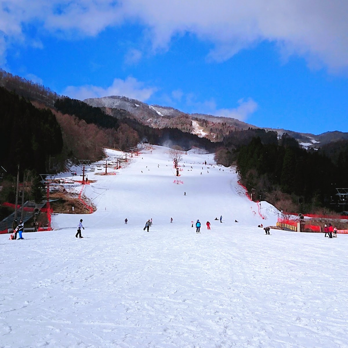 藍天白雲下的寬闊雪道