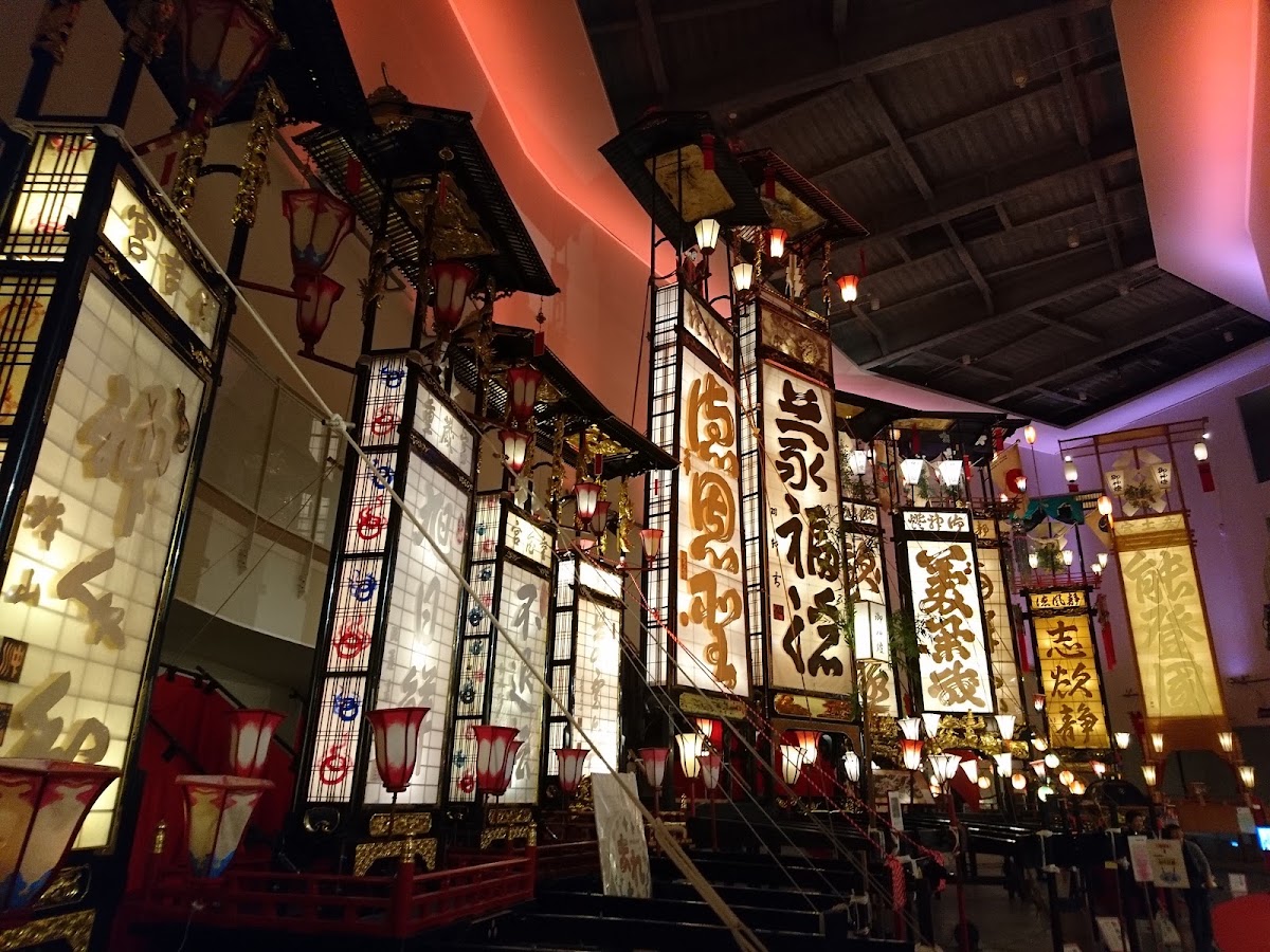 館內展示的切子燈籠群