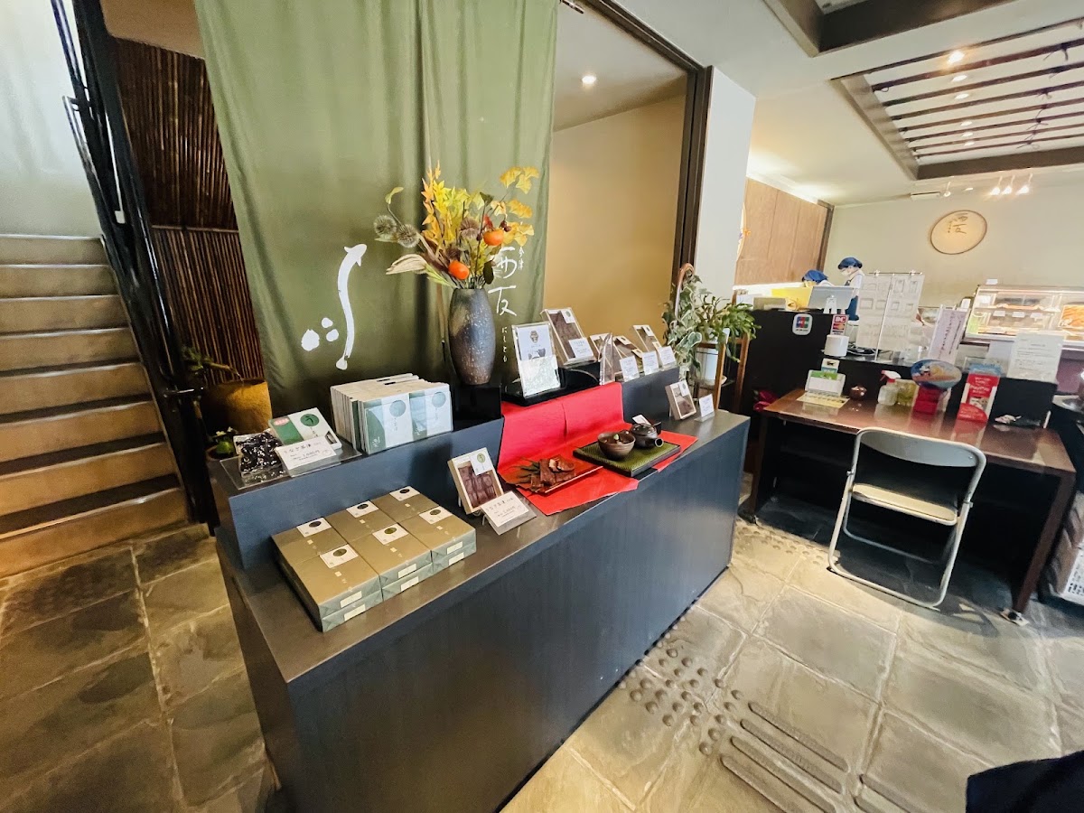店內櫃檯與商品展示區