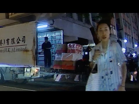 車CAM直擊 - 士美菲路女路人亂過馬路仲眼啤啤