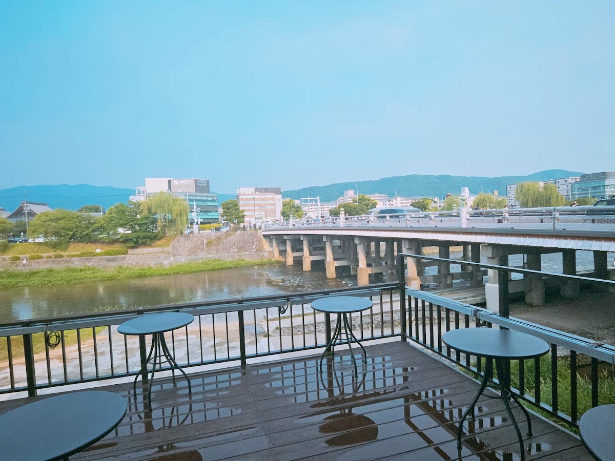 晴空下的露台座位與鴨川美景