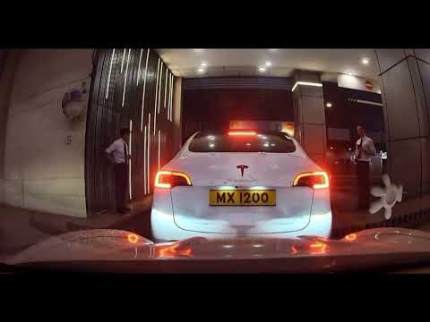 車CAM直擊 - 驚險一刻 😵 Teslun 出停車場突然入後波大腳倒後 (轉載)