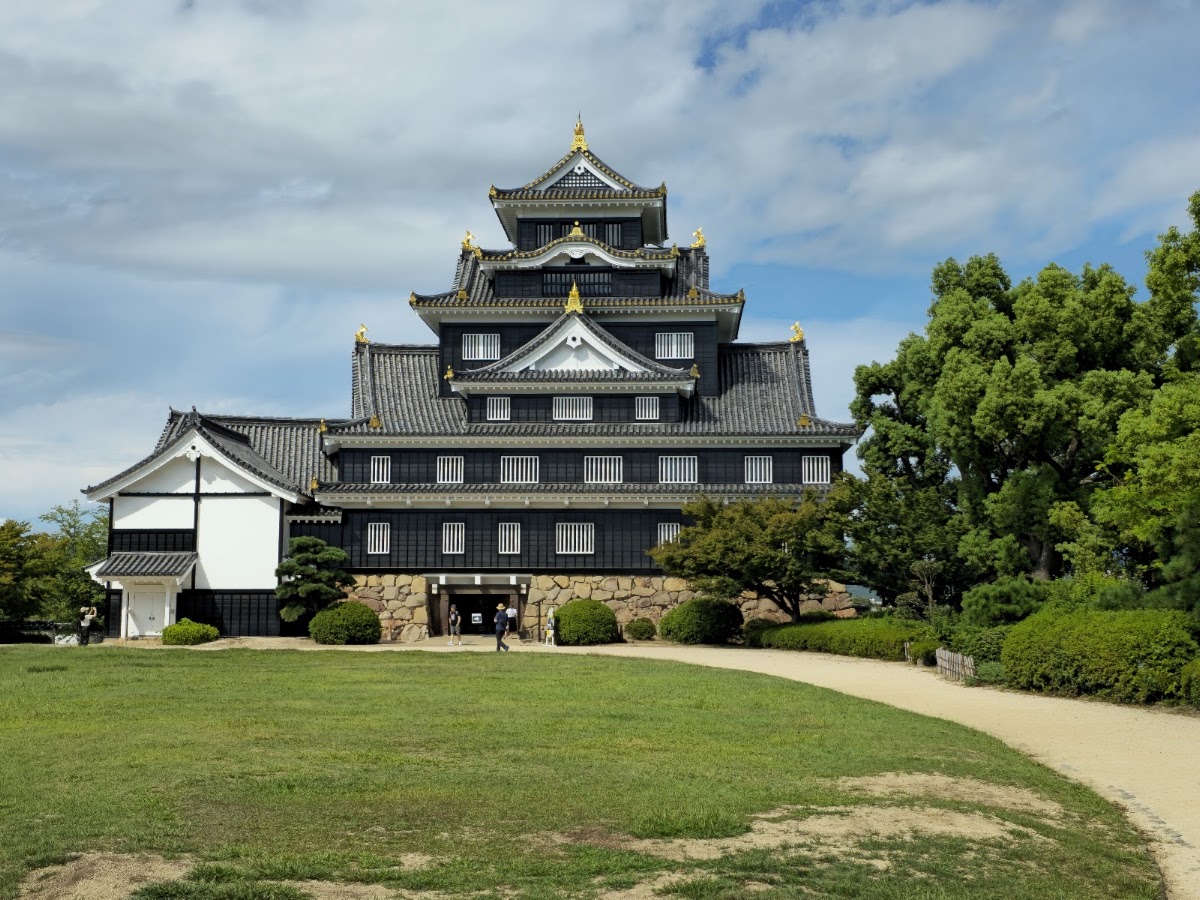 白天晴空下的岡山城全景