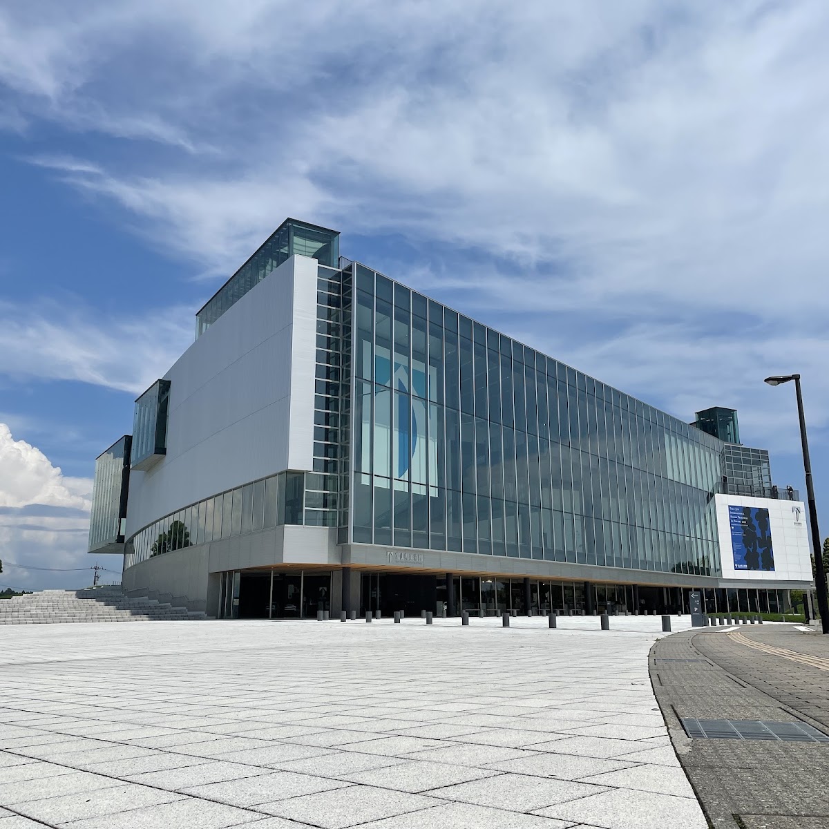 富山縣美術館外觀與廣場底視角
