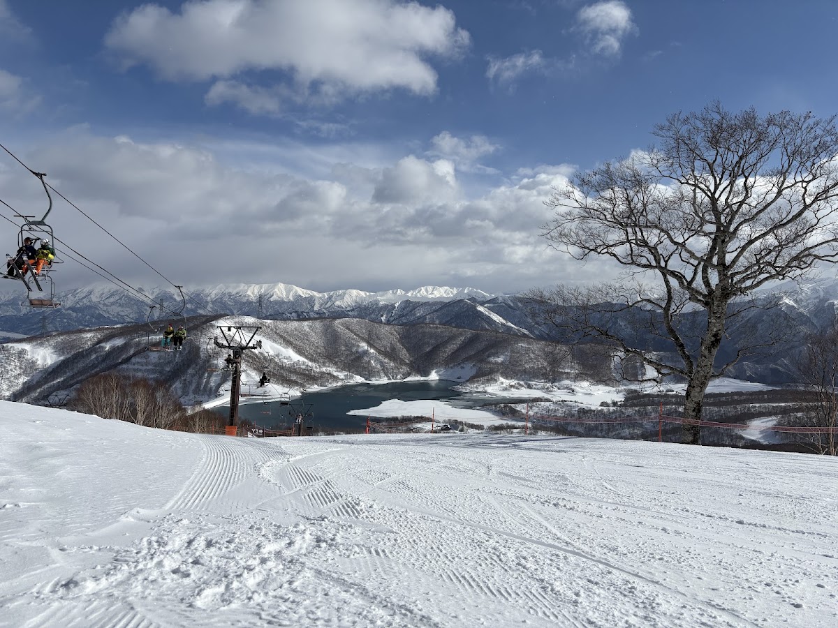神樂滑雪場的壯麗雪景、纜車與遠山大景