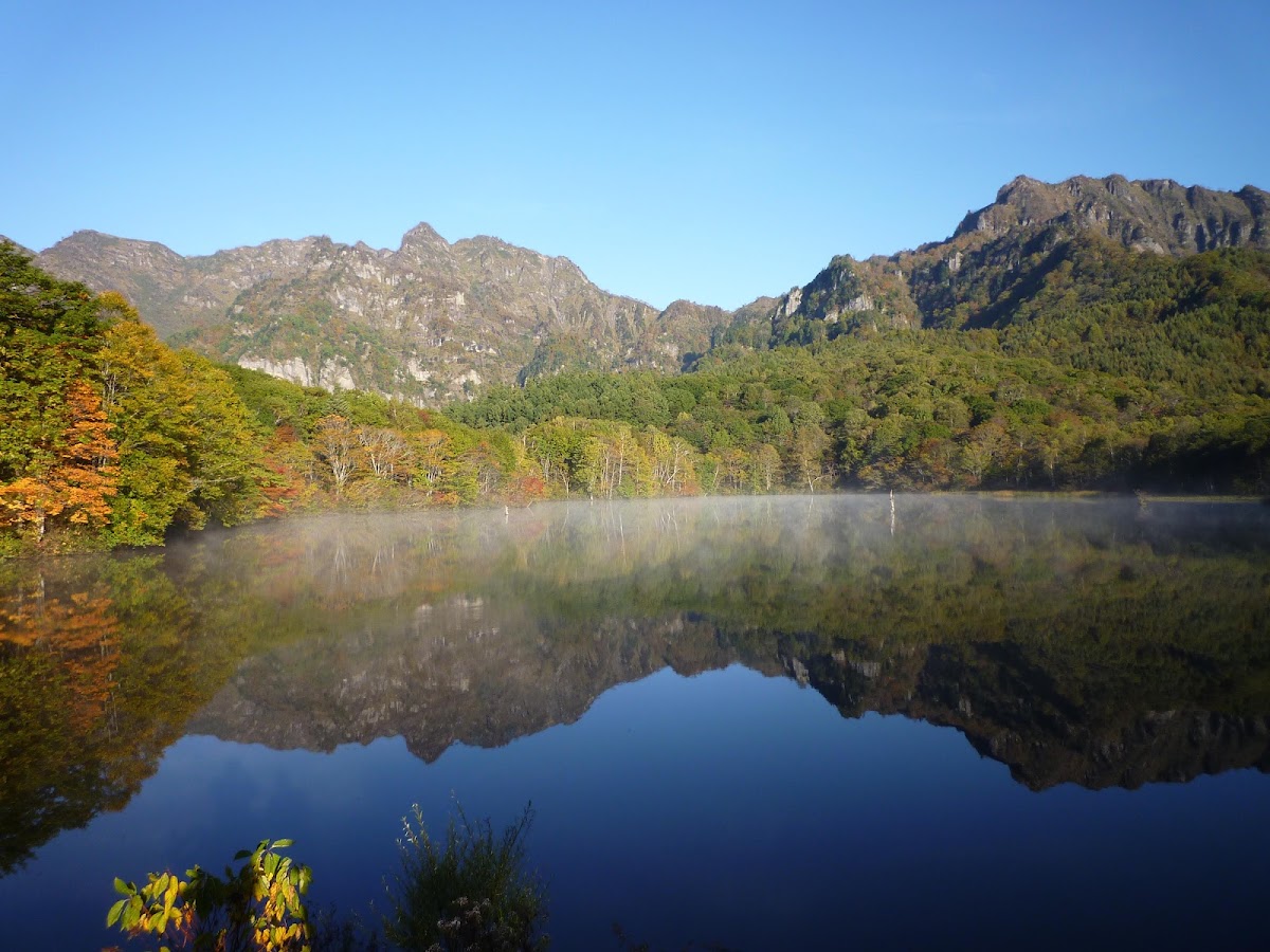 清晨湖水倒映山景