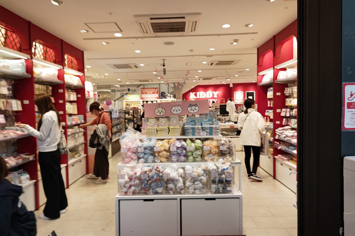 店內角色商品與顧客購物實景