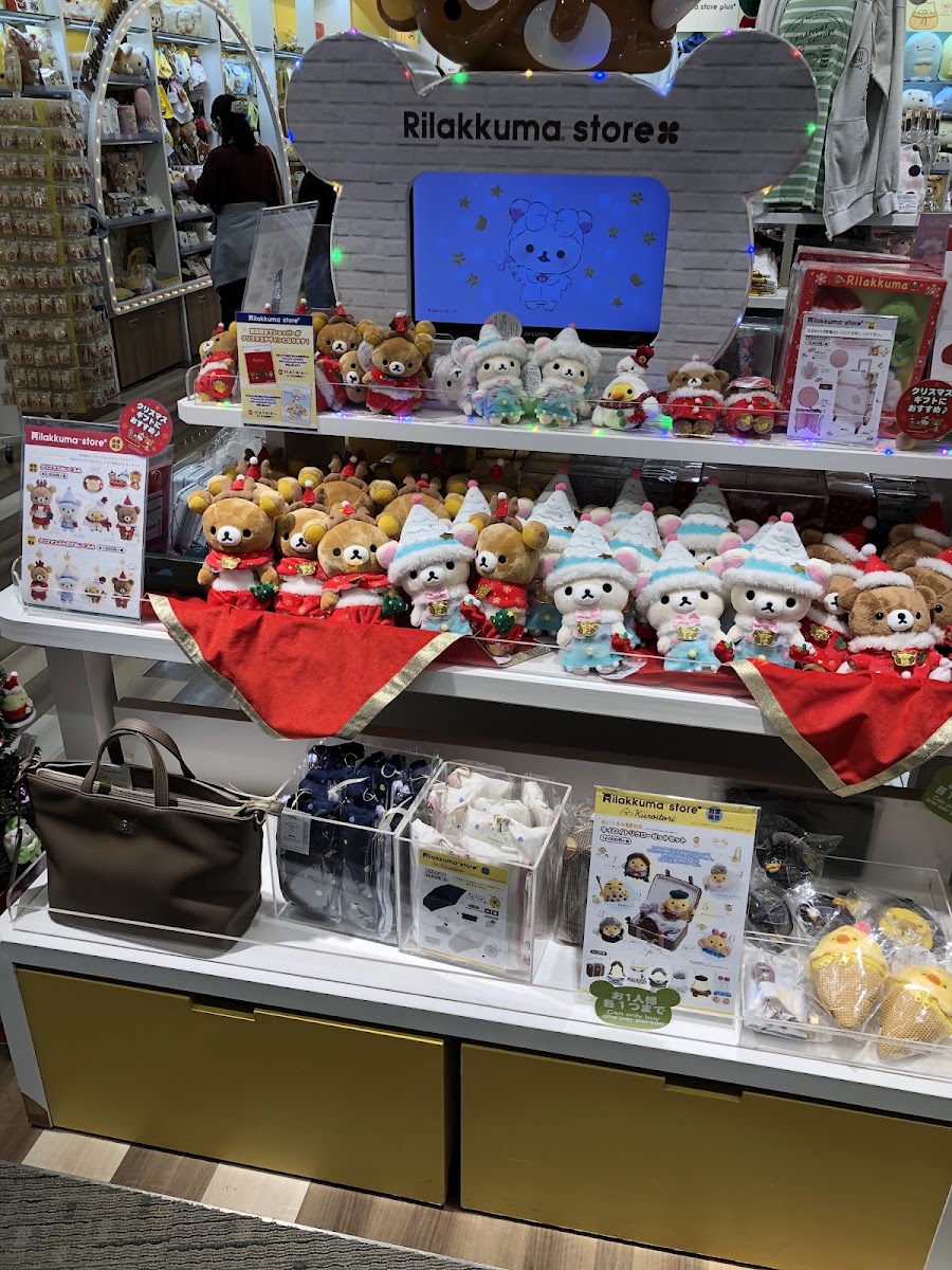 店內玩偶展示櫃與商品