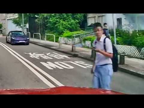 車CAM直擊 - 極危險 中學生低頭族過馬路玩電話