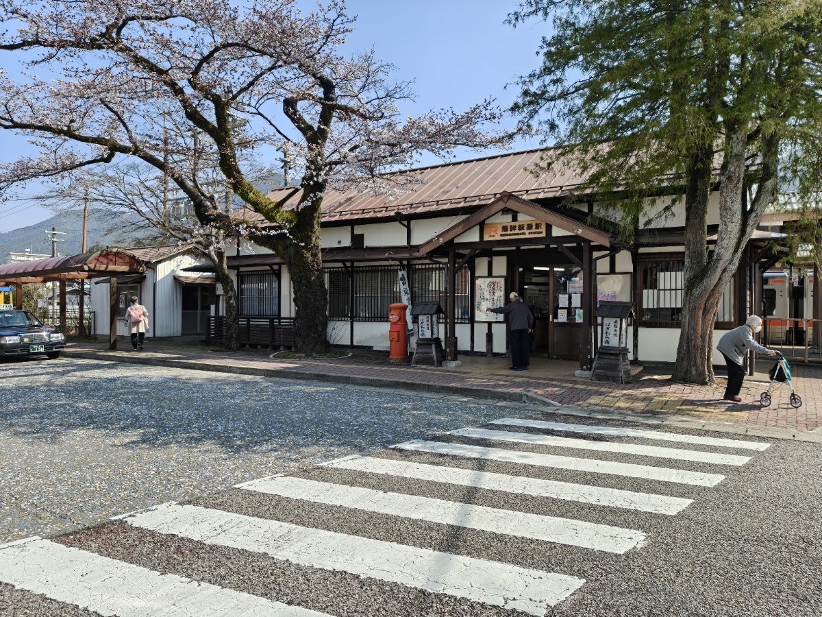車站外觀與斑馬線街道全景