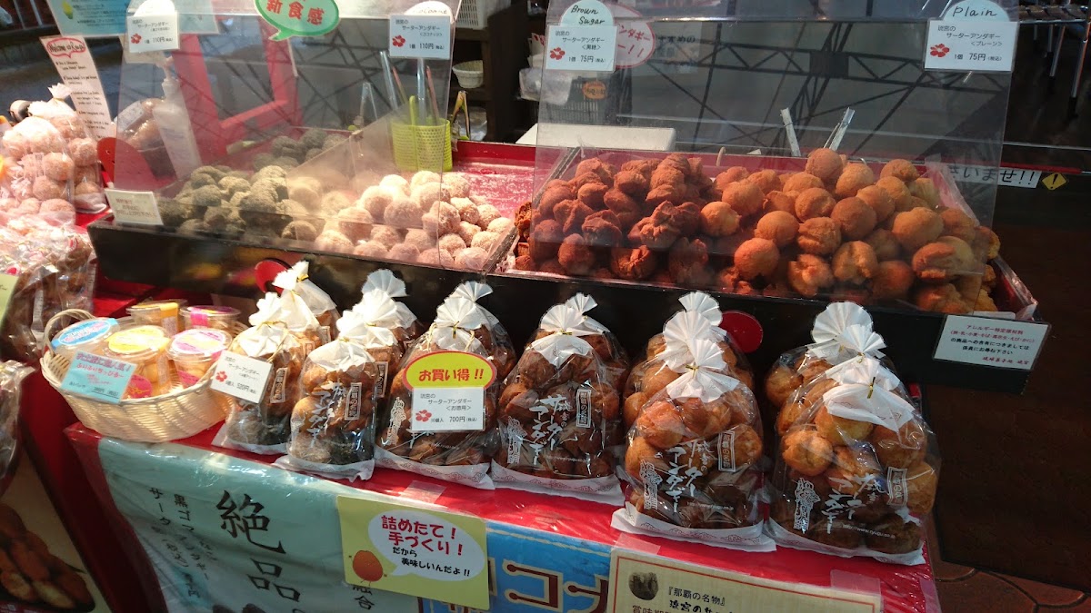 市場內的傳統點心與伴手禮攤位