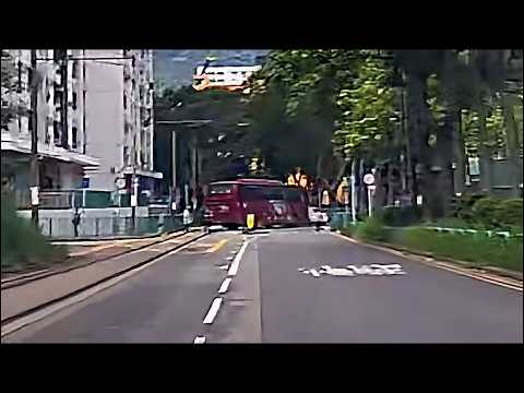 車CAM直擊 - 友愛邨 癡線旅巴無啦啦轉右攔腰撞私家車 (轉載)