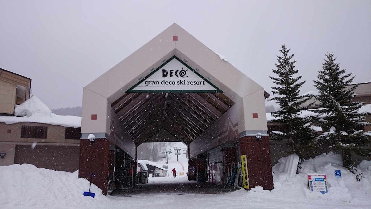 度假村正門入口與雪景