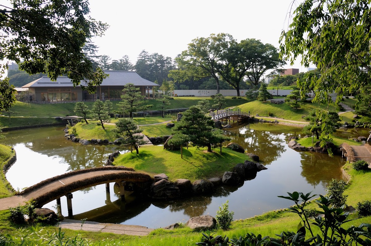 日式庭園池塘與拱橋風景