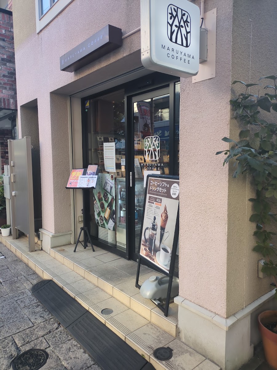 咖啡廳戶外入口斜角全景