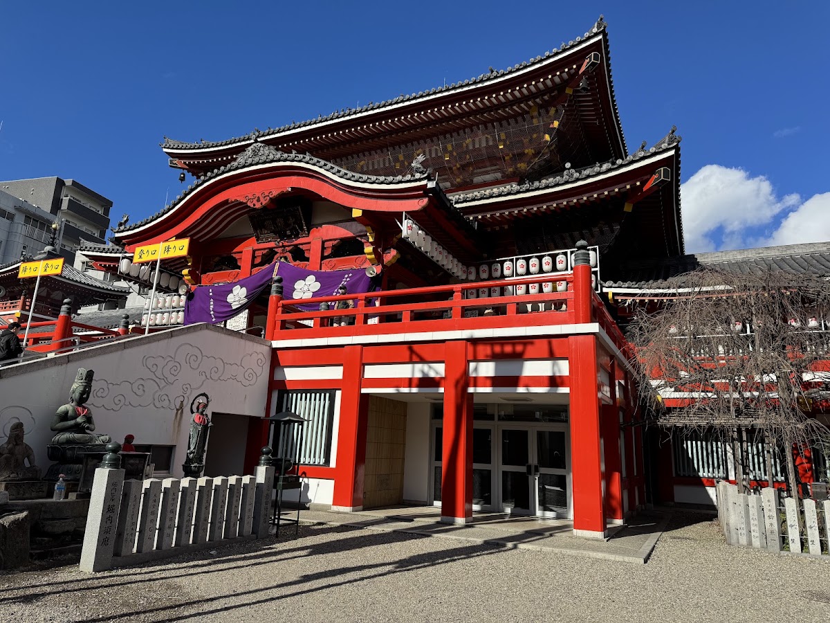 晴空下的大須觀音本堂正面