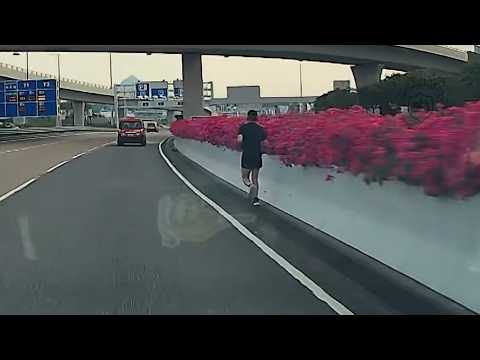 車CAM直擊 - 跑步入機場咁癡線？練渣馬阿？🤦‍♂️