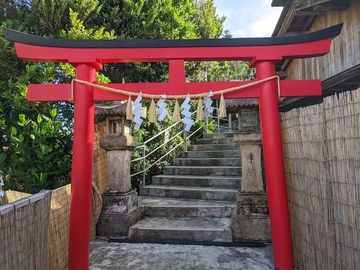 沖宮紅色鳥居與石燈籠入口