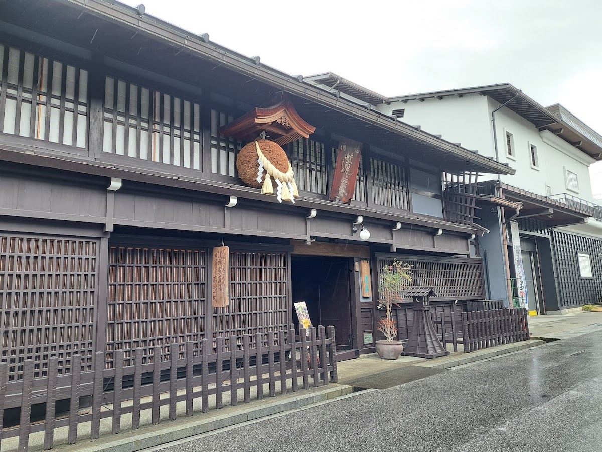 傳統木造建築與日式燈籠外觀