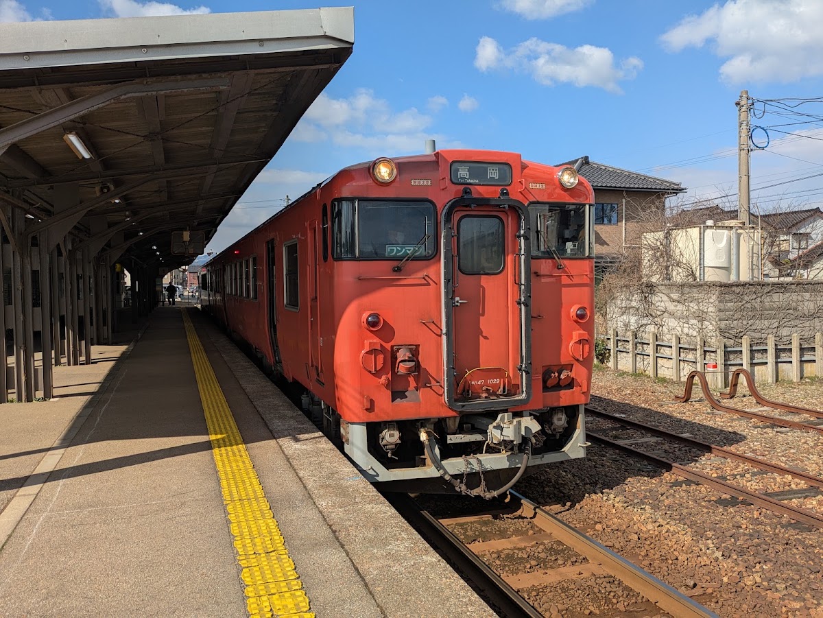 月台停靠的紅色列車與鐵軌