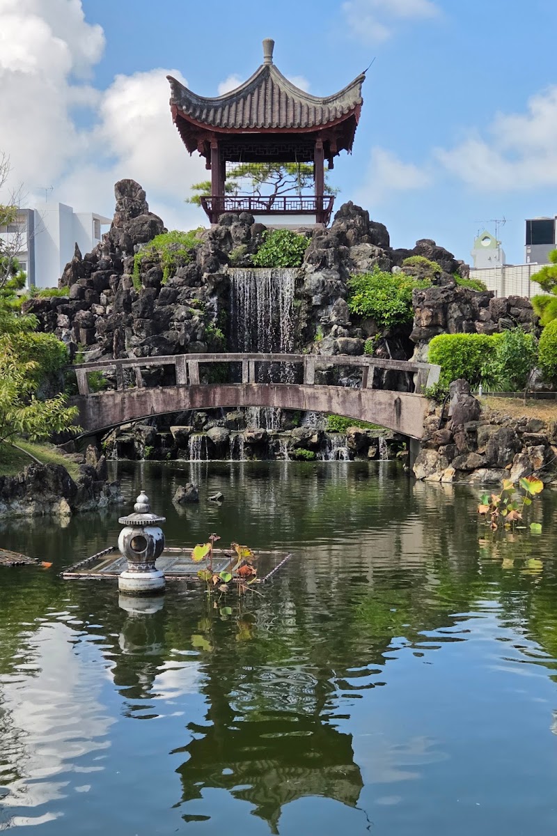 福州園涼亭與瀑布水池