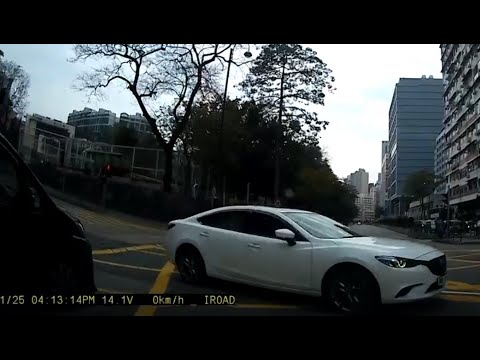 車CAM直擊 - 白色萬事得 衛理道十字路口衝燈 差啲俾呢條PK撞死