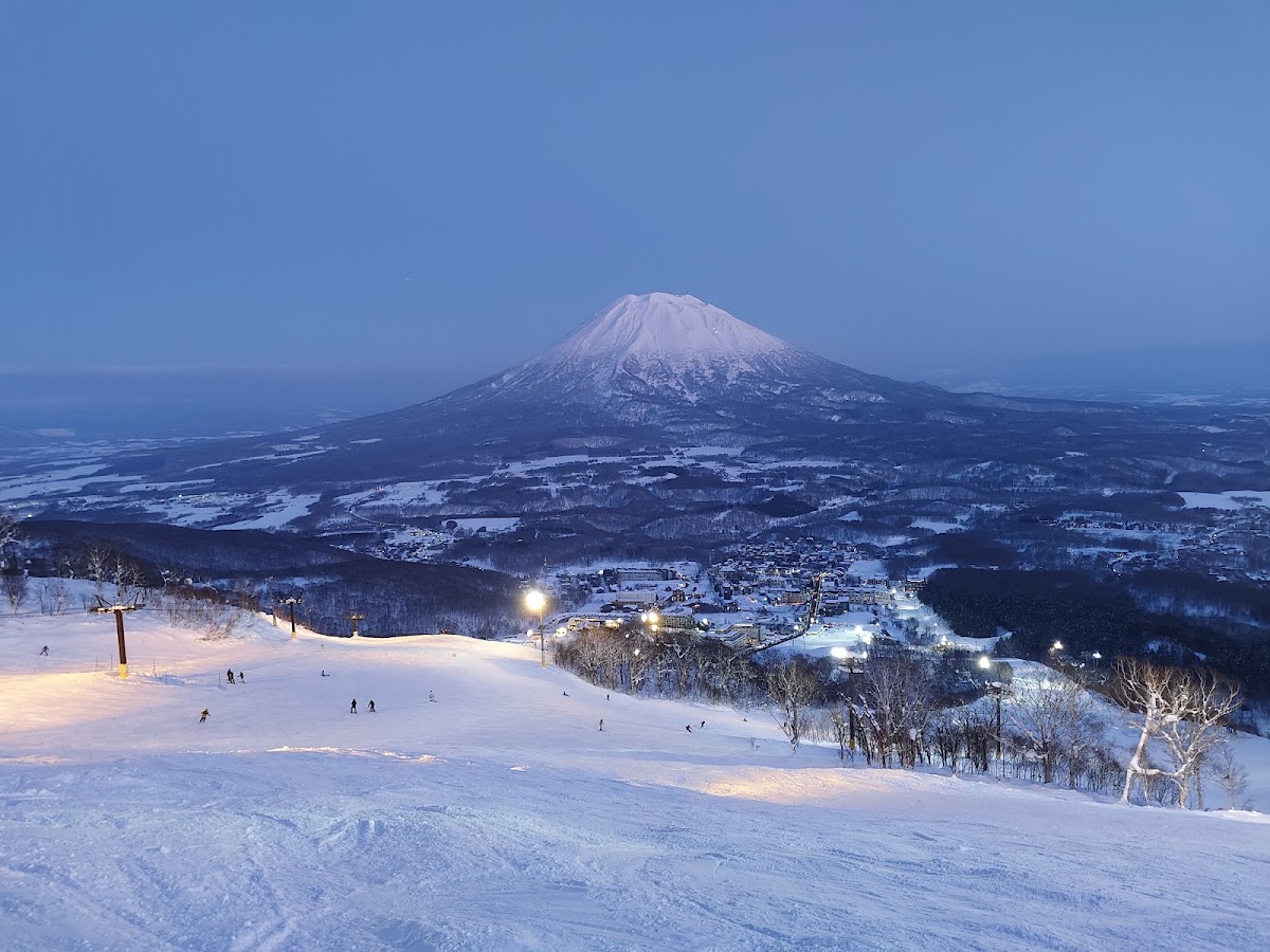 黃昏時分滑雪場夜景與羊蹄山