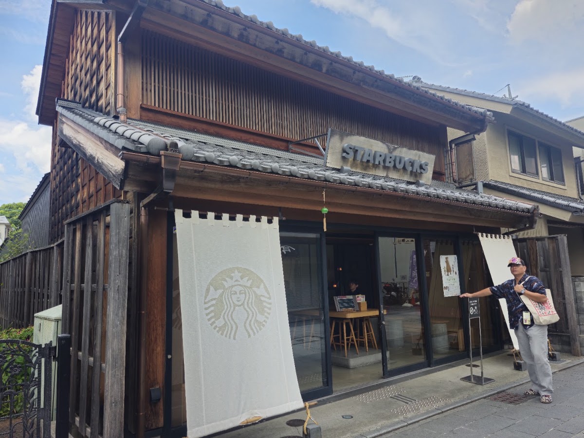 川越星巴克傳統木造建築外觀全景
