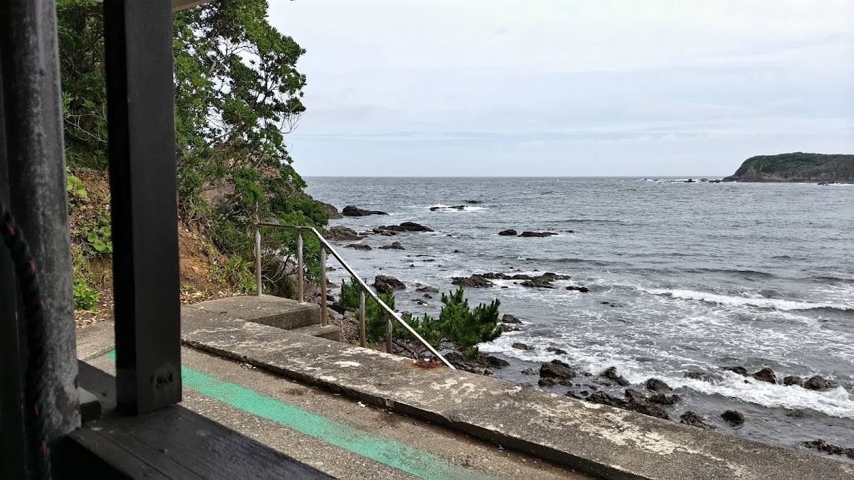 從小屋內向外望見的海景與海岸