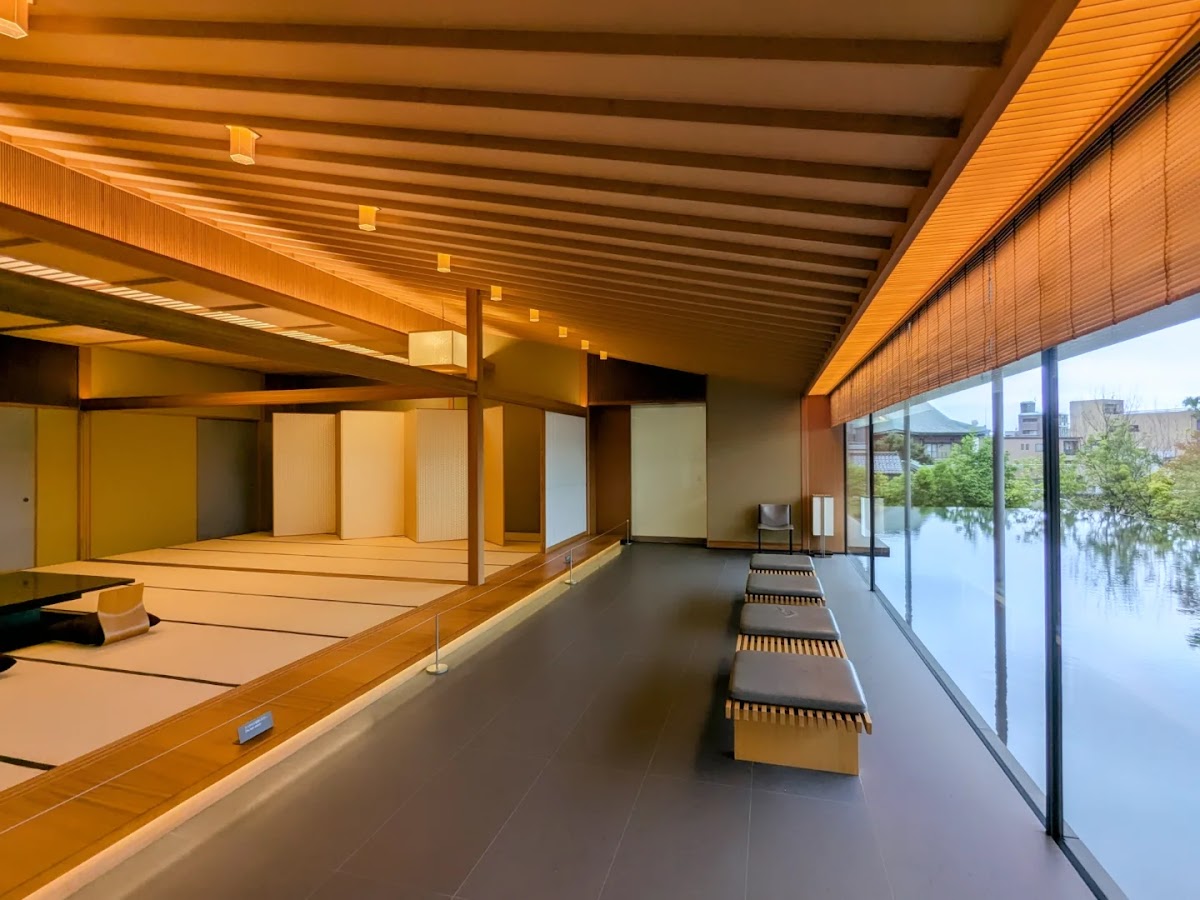 館內日式展區與窗外水景
