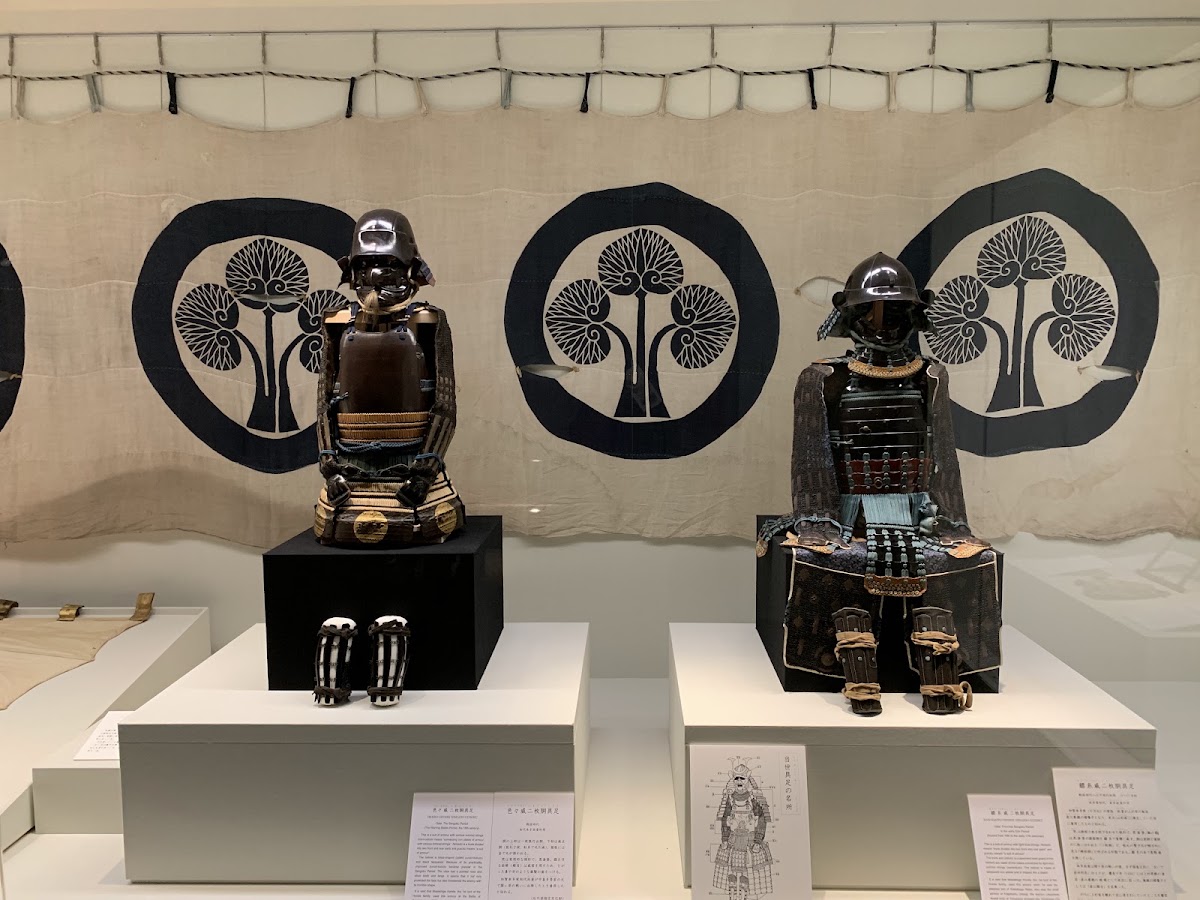 展示武士盔甲與家徽的展廳