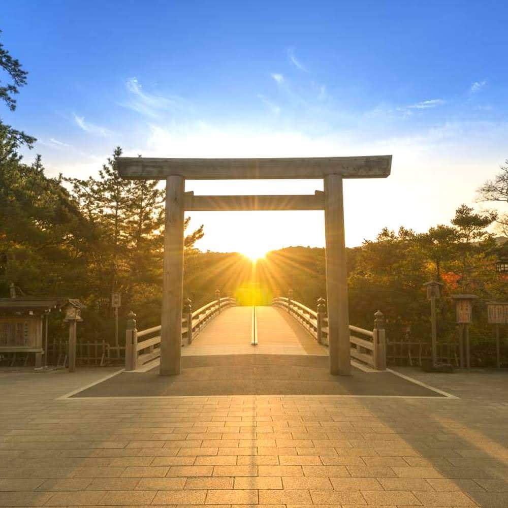 日出時分的鳥居與木橋風景