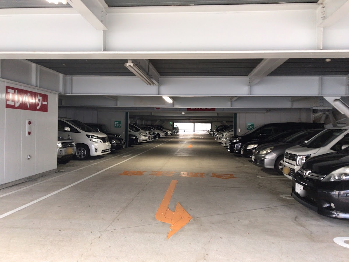 室內寬敞明亮的停車車位與順暢行車動線