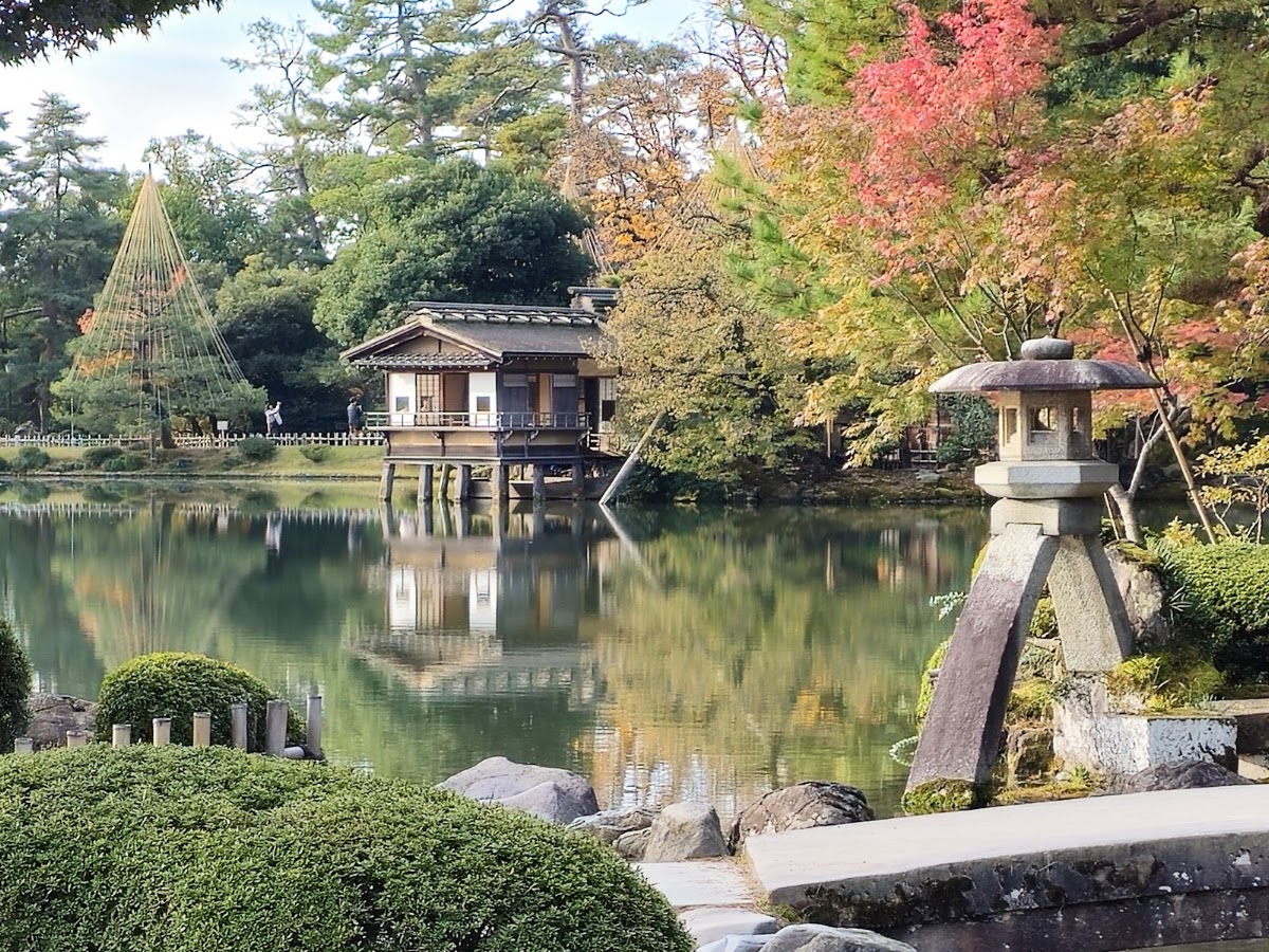 霞之池畔古亭與紅葉燈籠