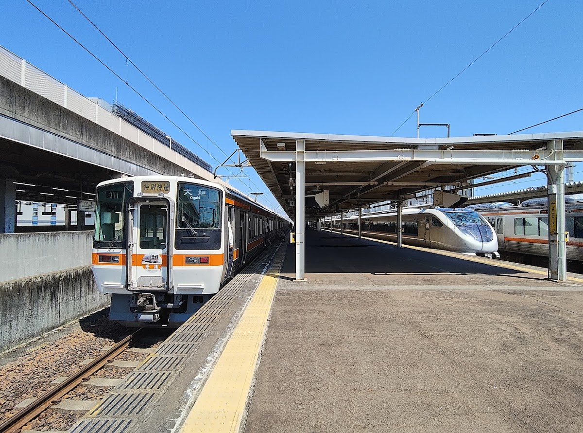 月台停靠多班列車與藍天