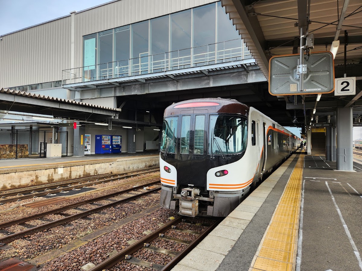 高山站月台停靠的特急列車