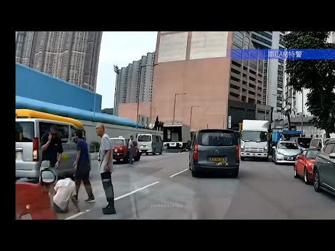 車CAM直擊 - 新業街 的士撞過路人 #希望人無事喇