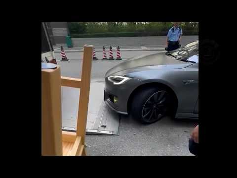 直擊 - (後續) P牌Tesla 超班泊車技術 YW1153