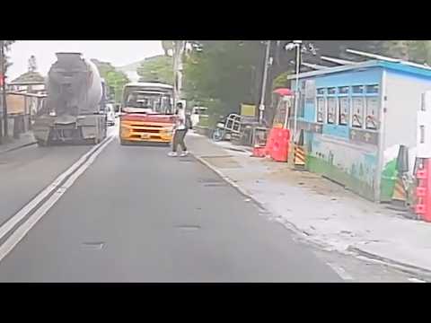 車CAM直擊 - 錦上路過路男望錯邊行出馬路 一回頭已在校巴面前 (轉載)