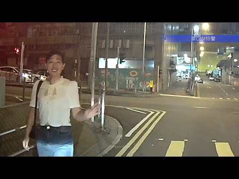 車CAM直擊 - 懷疑企圖行騙 奇怪女子突然行近紅燈車輛 要求對話