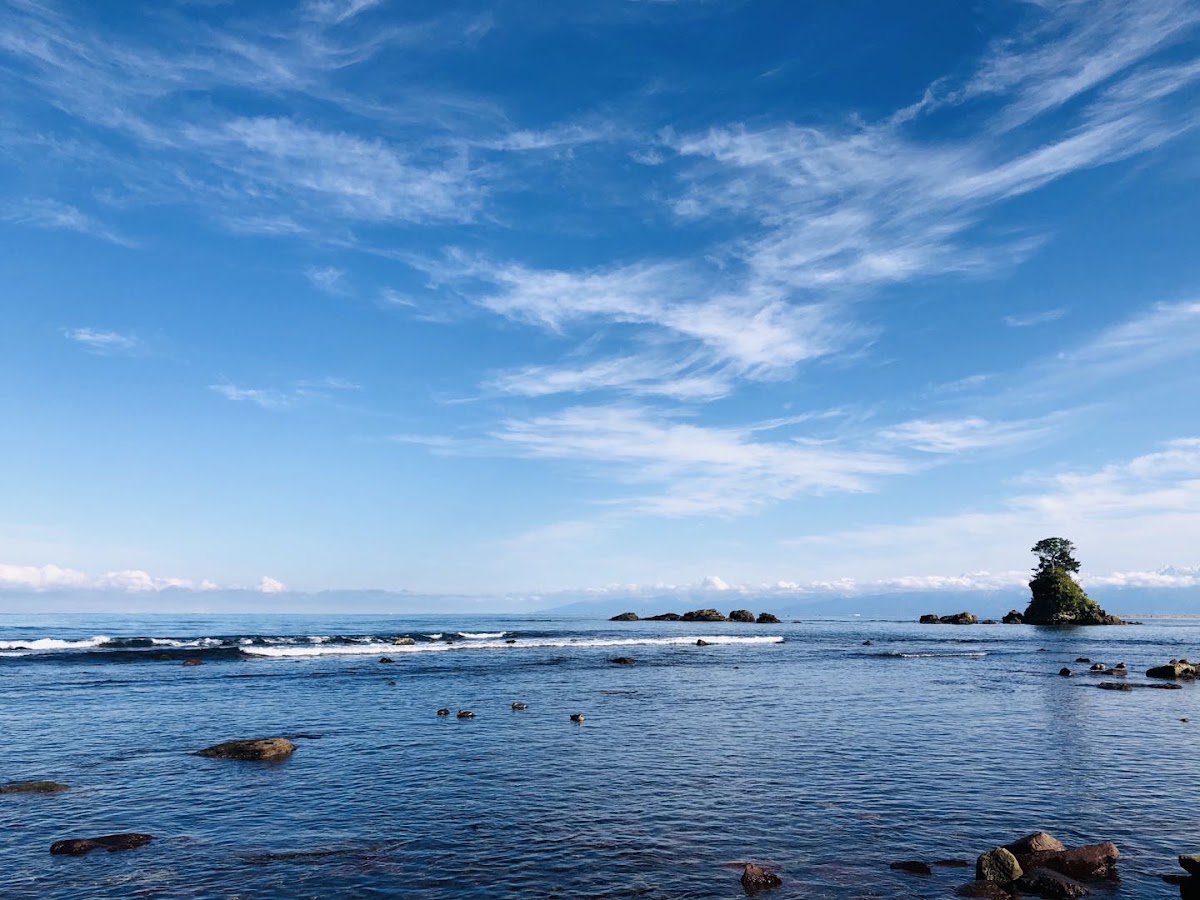 藍天白雲下的海岸大景